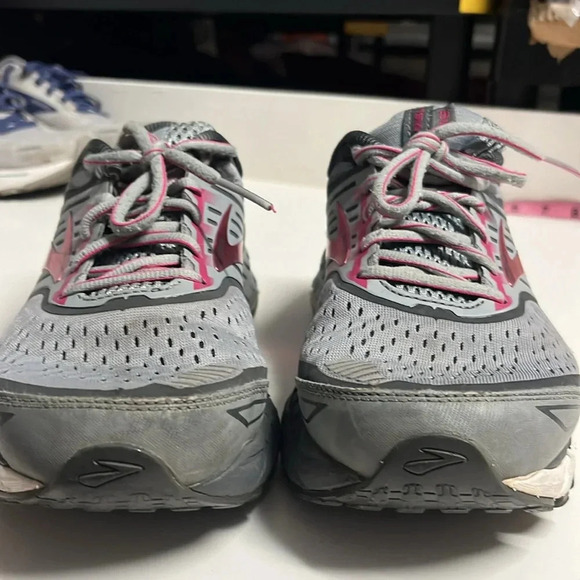 Brooks Ariel 18 running shoes size 8.5 wide preowned good amount of tread left - Picture 8 of 14